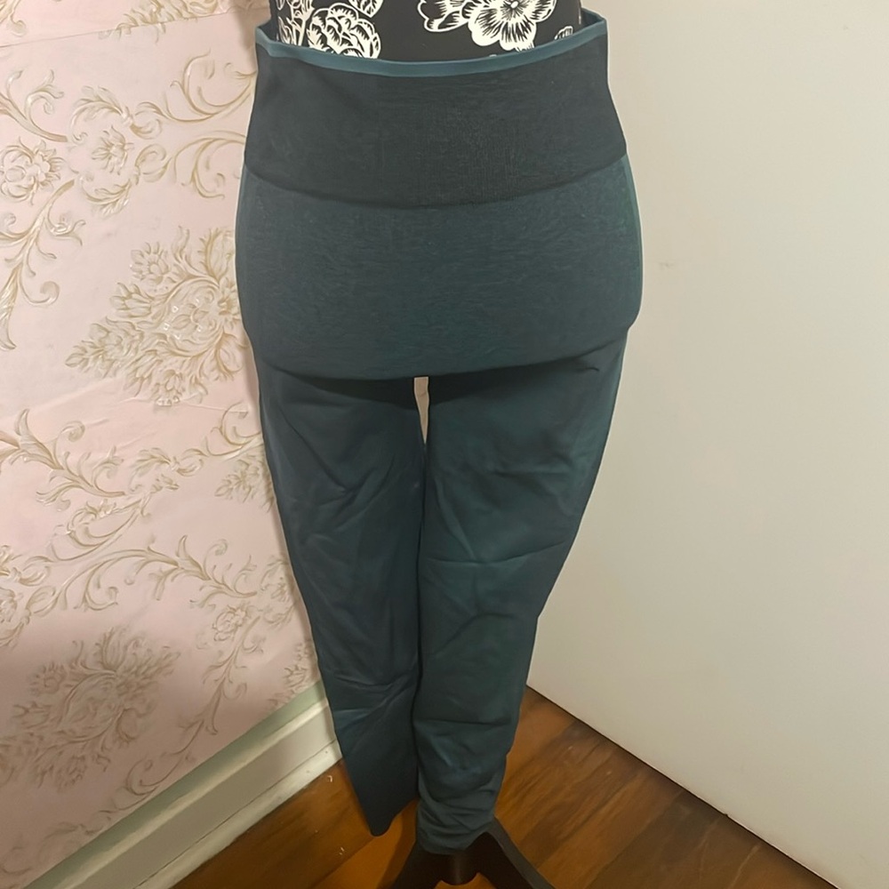 Womens like new “pink” deep green leggings